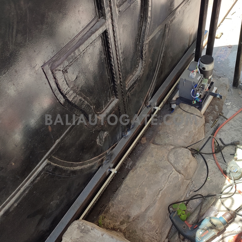 Mesin Pintu Swing Otomatis di Bali